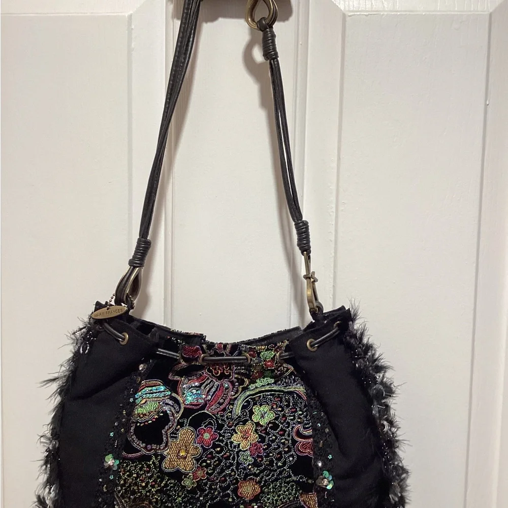 Black beaded shoulder bag with feathered Edges - Picture 7 of 9